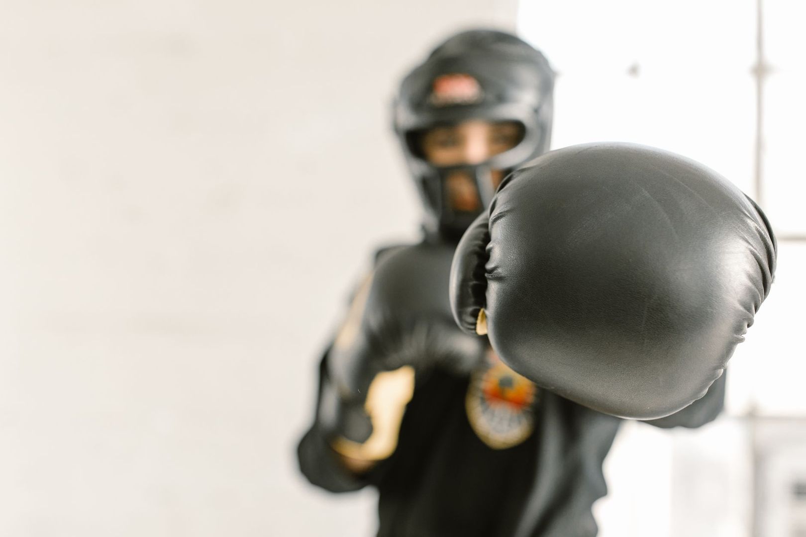 Närbild av boxare med svarta handskar i skyddande position